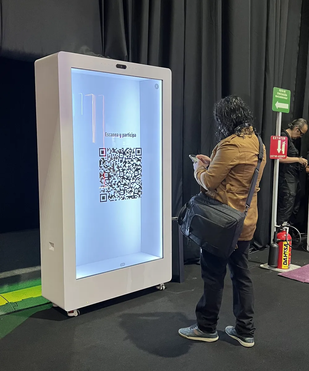 Holobrand con código QR en un evento