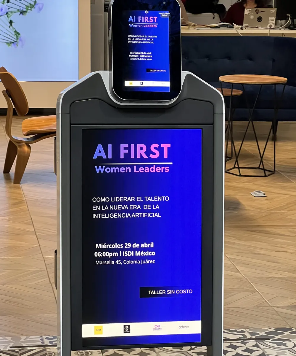 Robot host anunciando un taller en ISDI México