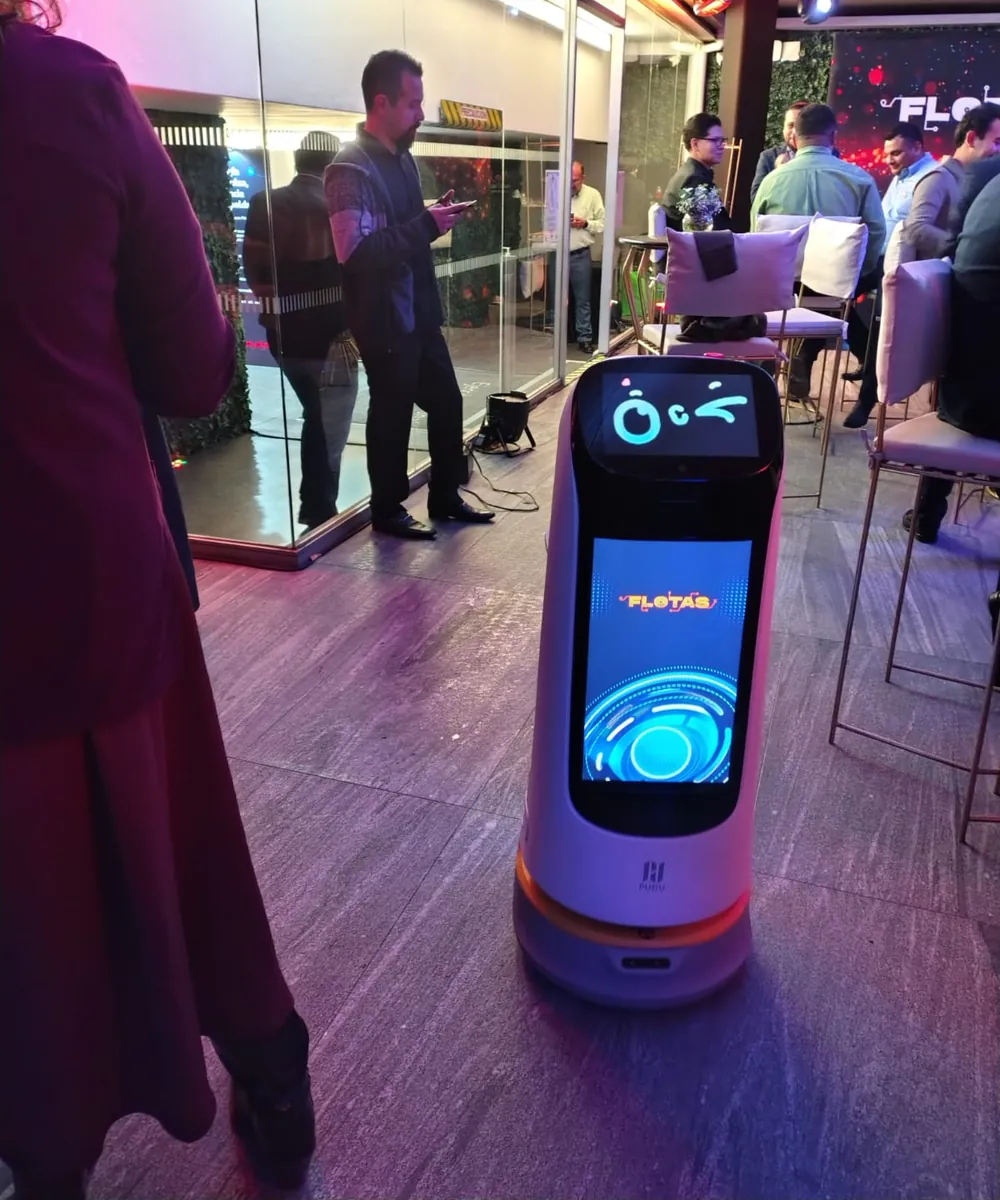 Robot mixto en el evento de Flotas