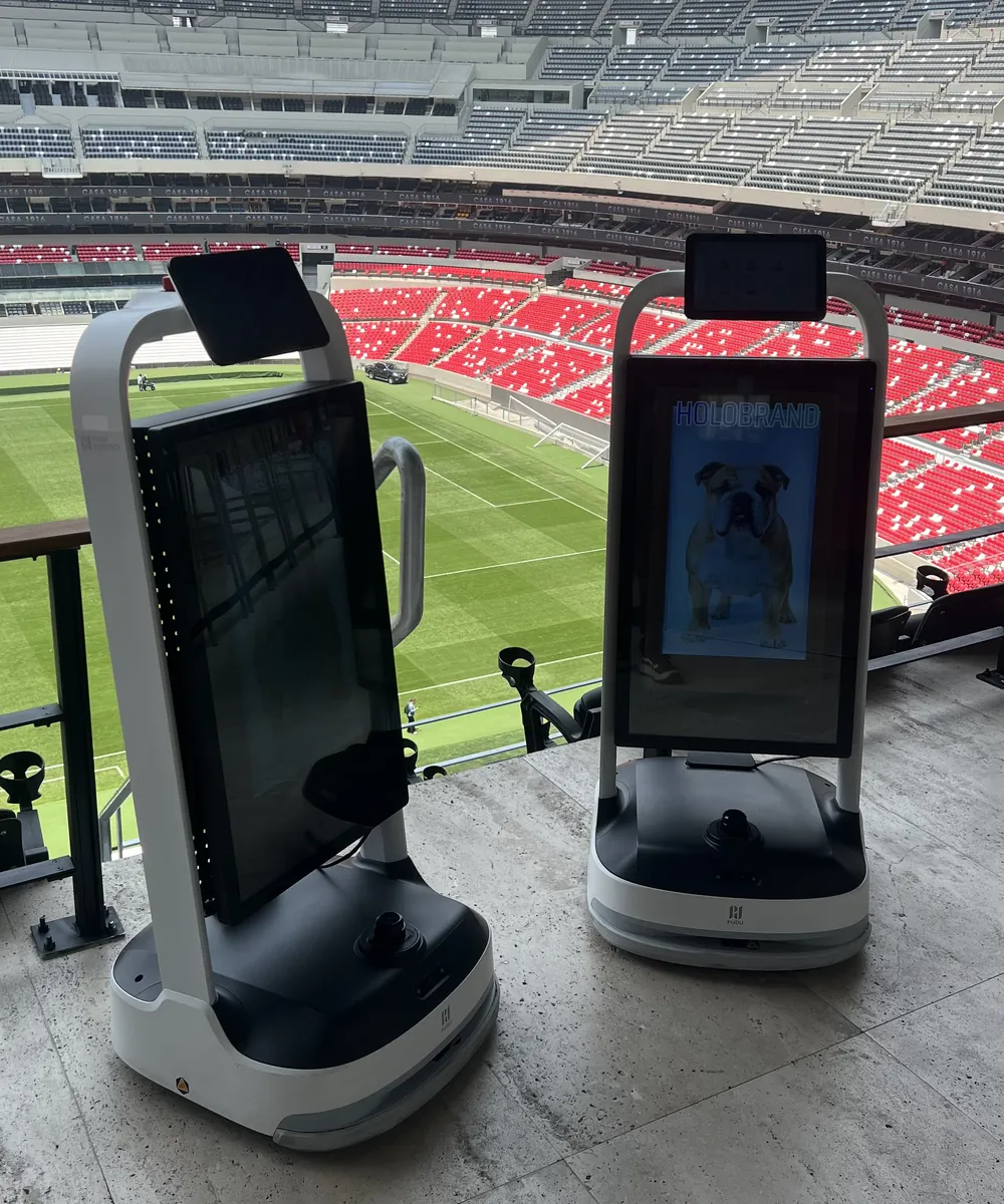 Robots publicitarios en un palco del estadio