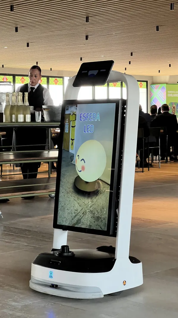 Robot publicitario en palco