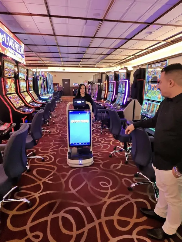 Robot publicitario en casino